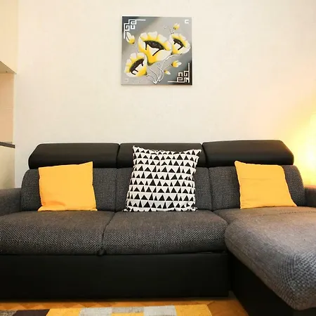Yellow Apartment Few Steps From Metro Prague Exterior photo