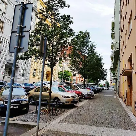 Yellow Apartment Few Steps From Metro Prague Exterior photo