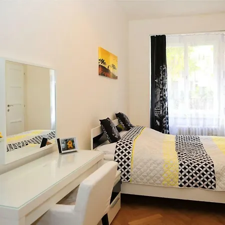Yellow Apartment Few Steps From Metro Prague Exterior photo