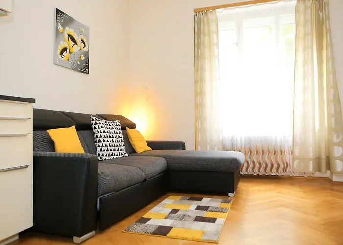 Yellow Apartment Few Steps From Metro